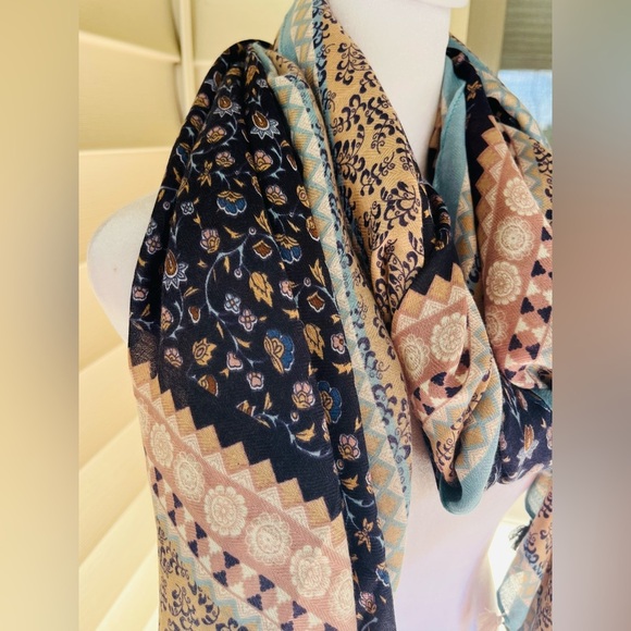 NWOT Boho Chic Multicolor Printed Scarf with Tassels – Leboobell – One Size - Picture 3 of 4